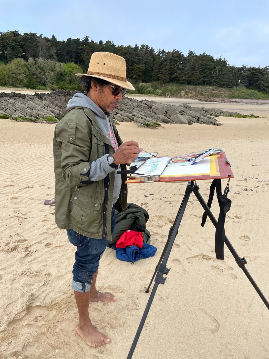 David MUGUERCIA peignant à l'aquarelle sur la plage